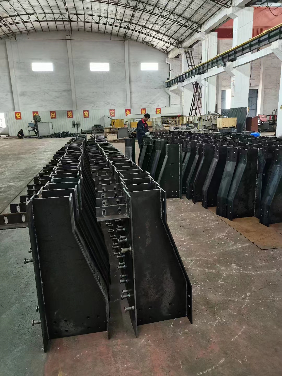 鋼橫梁釆用高強度低合金鋼材焊接成型的人行道鋼結構替代傳統的三角形鋼支架，有效增大了人行道鋼結構的受力承載面積，顯著(zhù)提高了整個(gè)結構的承載能力。適用范圍：時(shí)速為160～200Km/h的各類(lèi)、鐵路橋梁的簡(jiǎn)支T梁人行道。