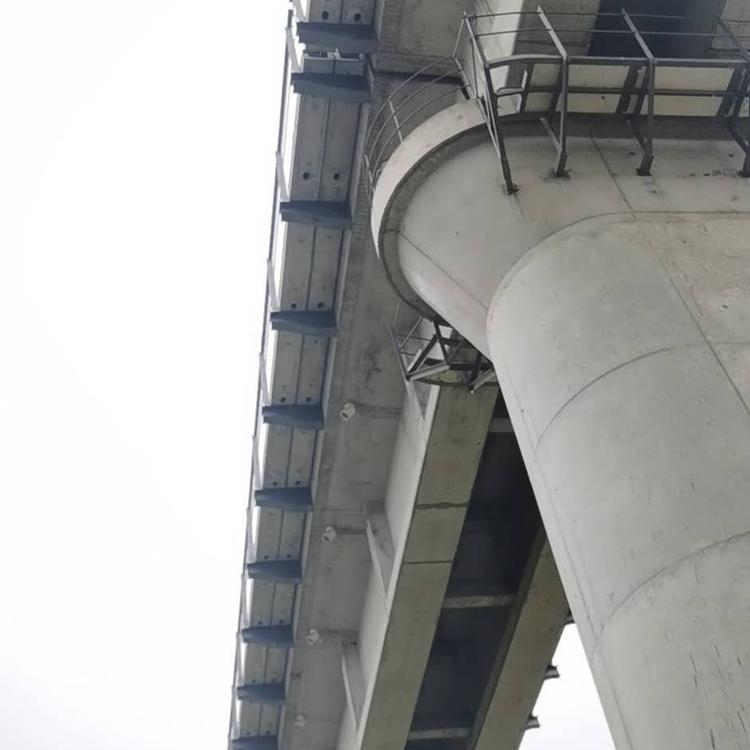 鋼橫梁釆用高強度低合金鋼材焊接成型的人行道鋼結構替代傳統的三角形鋼支架，有效增大了人行道鋼結構的受力承載面積，顯著(zhù)提高了整個(gè)結構的承載能力。適用范圍：時(shí)速為160～200Km/h的各類(lèi)、鐵路橋梁的簡(jiǎn)支T梁人行道。